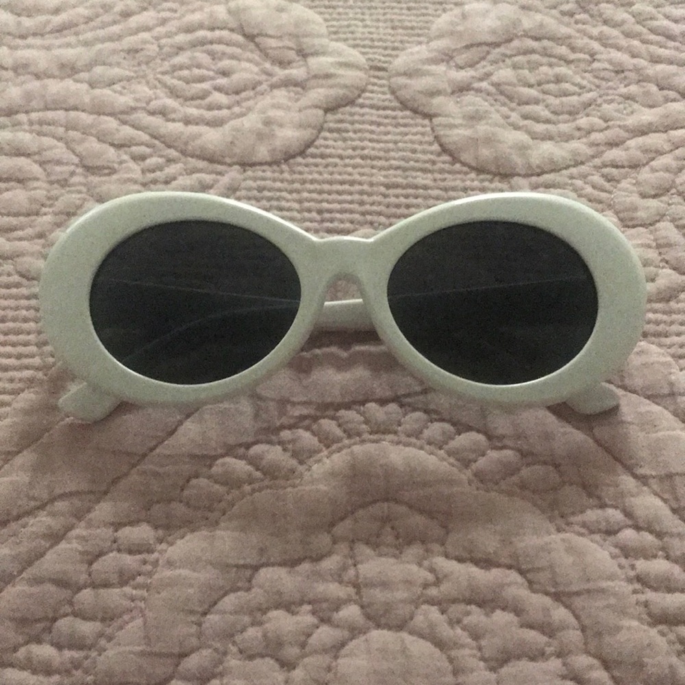 White oval sun glasses